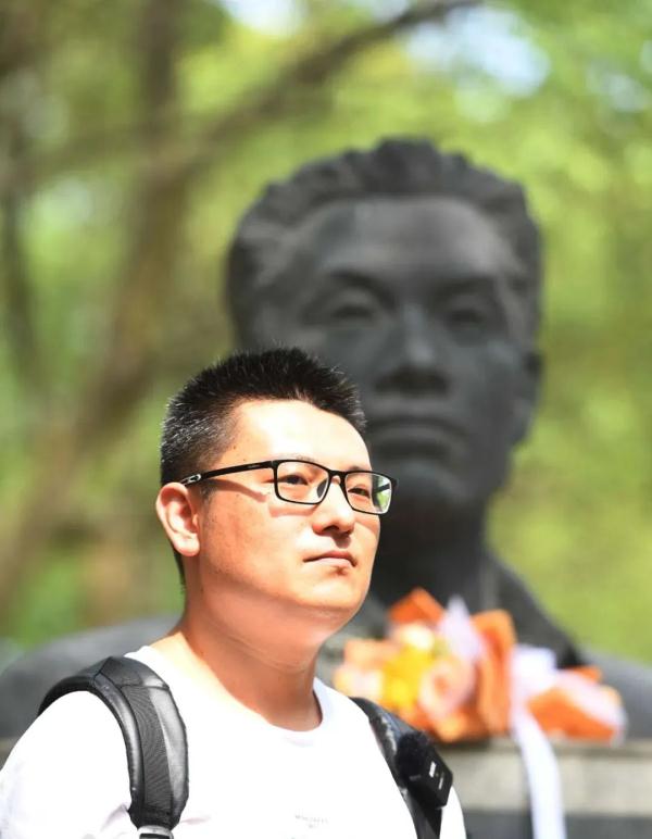 这张特殊的“父子合影”刷屏，背后故事令人泪目......