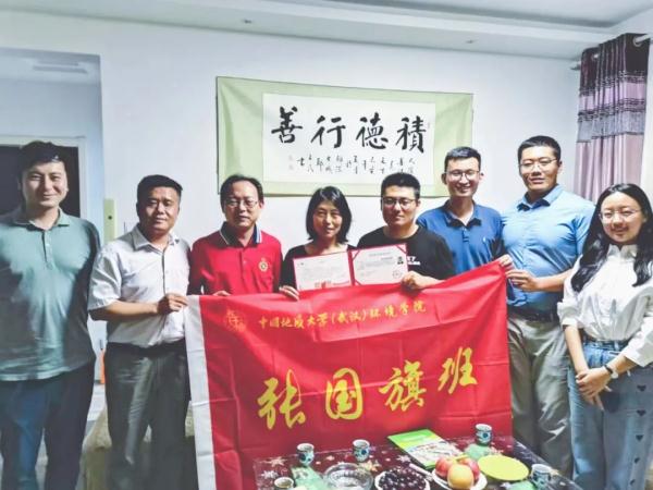 这张特殊的“父子合影”刷屏，背后故事令人泪目......