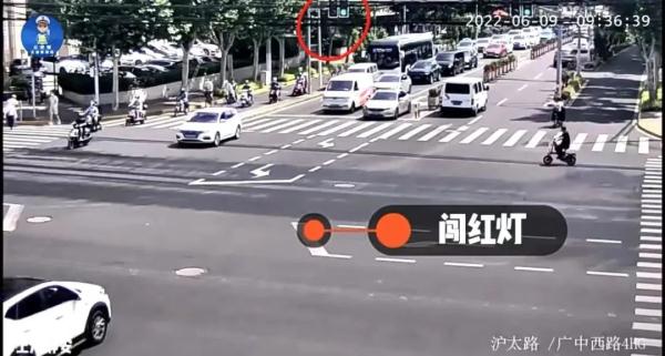 闯红灯、不戴头盔！上海一男子骑电动车被撞身亡，被判定自负全责