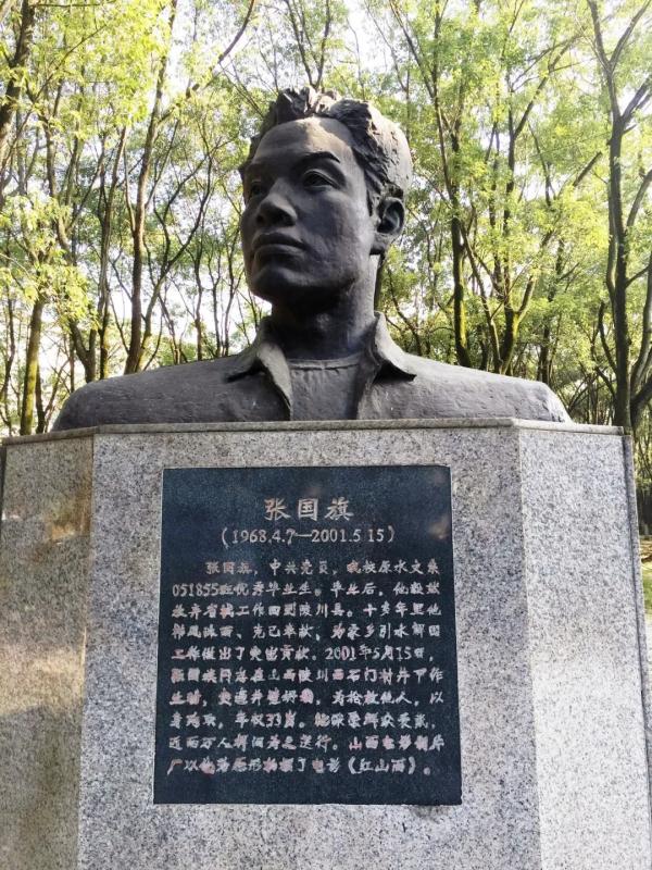 这张特殊的“父子合影”刷屏，背后故事令人泪目......