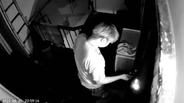 细思极恐！男子深夜尾随女子回家甚至偷配家门钥匙，竟是为了...