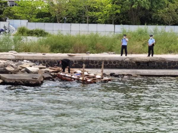 海口一男子自制木筏欲横渡琼州海峡，被民警发现后拦截制止