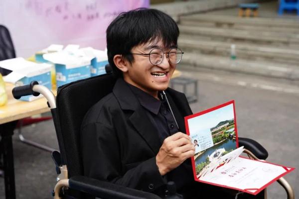 还记得感动了无数人的扭扭车男孩张亮吗？他开学报道啦！