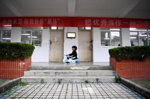 还记得感动了无数人的扭扭车男孩张亮吗？他开学报道啦！