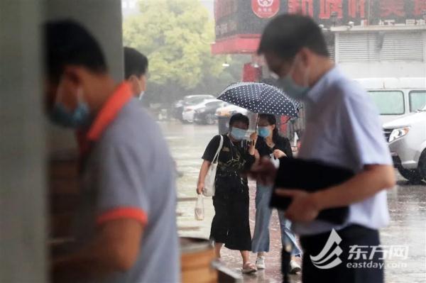 “轩岚诺”正越过上海同纬度，最近300公里！早高峰泡汤，网友：不懂事