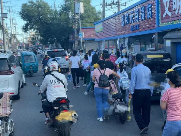 便道被车占、过路没有灯，见缝插针钻过去…北京这些孩子步行上下学犹如闯关