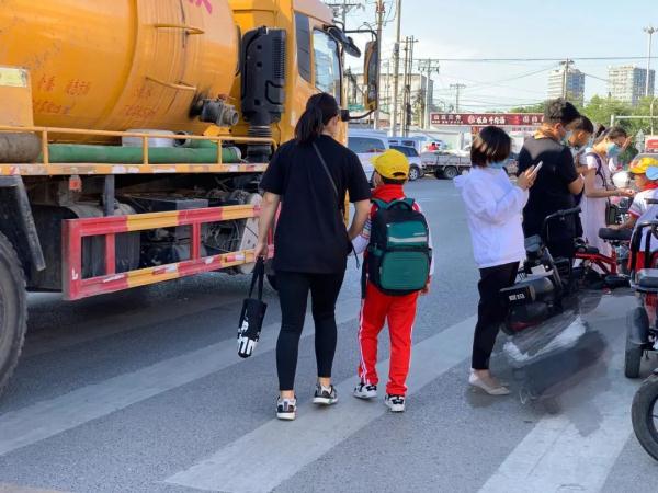 便道被车占、过路没有灯，见缝插针钻过去…北京这些孩子步行上下学犹如闯关
