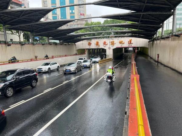 “轩岚诺”正越过上海同纬度，最近300公里！早高峰泡汤，网友：不懂事