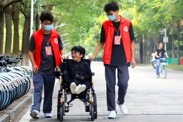还记得感动了无数人的扭扭车男孩张亮吗？他开学报道啦！