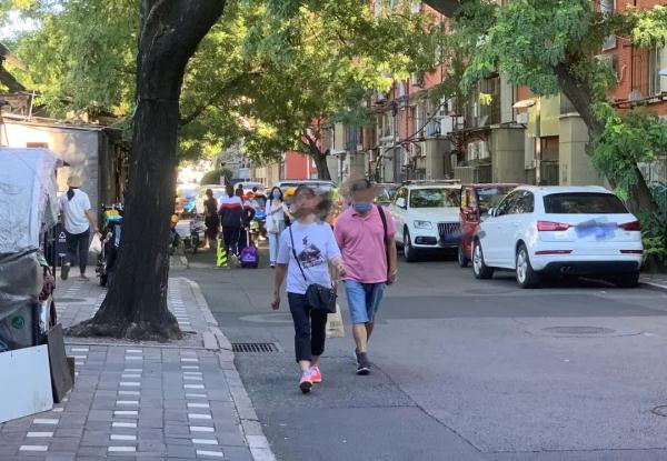便道被车占、过路没有灯，见缝插针钻过去…北京这些孩子步行上下学犹如闯关