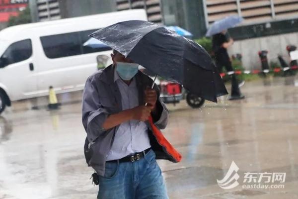“轩岚诺”正越过上海同纬度，最近300公里！早高峰泡汤，网友：不懂事
