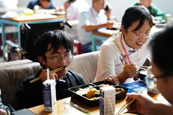 还记得感动了无数人的扭扭车男孩张亮吗？他开学报道啦！
