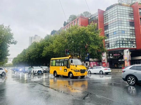 “轩岚诺”正越过上海同纬度，最近300公里！早高峰泡汤，网友：不懂事