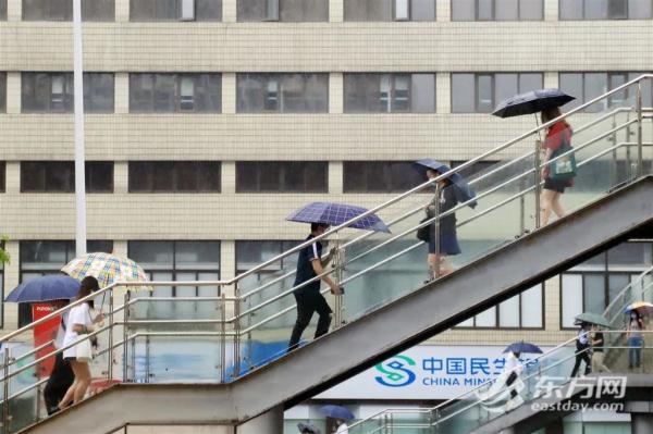 “轩岚诺”正越过上海同纬度，最近300公里！早高峰泡汤，网友：不懂事