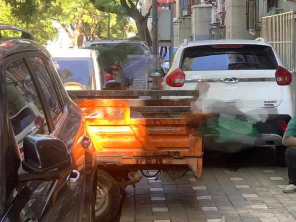 便道被车占、过路没有灯，见缝插针钻过去…北京这些孩子步行上下学犹如闯关