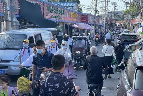 便道被车占、过路没有灯，见缝插针钻过去…北京这些孩子步行上下学犹如闯关