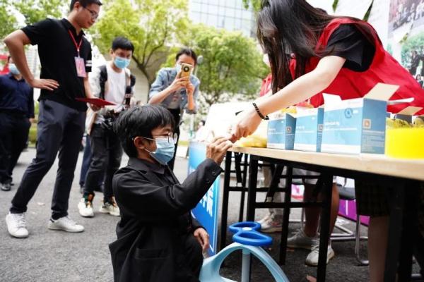 还记得感动了无数人的扭扭车男孩张亮吗？他开学报道啦！