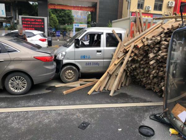 货车自翻三车受损场面一片狼藉