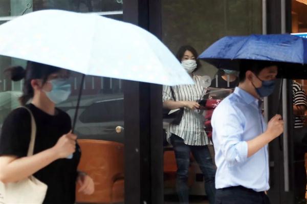 “轩岚诺”正越过上海同纬度，最近300公里！早高峰泡汤，网友：不懂事