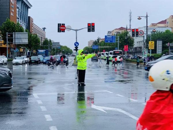 “轩岚诺”正越过上海同纬度，最近300公里！早高峰泡汤，网友：不懂事