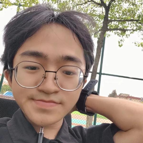还记得感动了无数人的扭扭车男孩张亮吗？他开学报道啦！