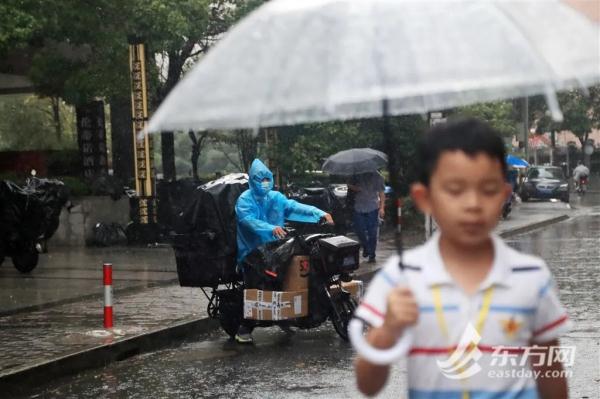 “轩岚诺”正越过上海同纬度，最近300公里！早高峰泡汤，网友：不懂事