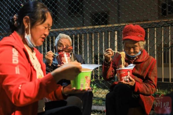 痛心!四川泸定6.8级地震已造成46人遇难。成都高楼被震歪?官方回应→ 痛心!四川泸定6.8级地震已造成46人遇难。成都高楼被震歪?官方回应→