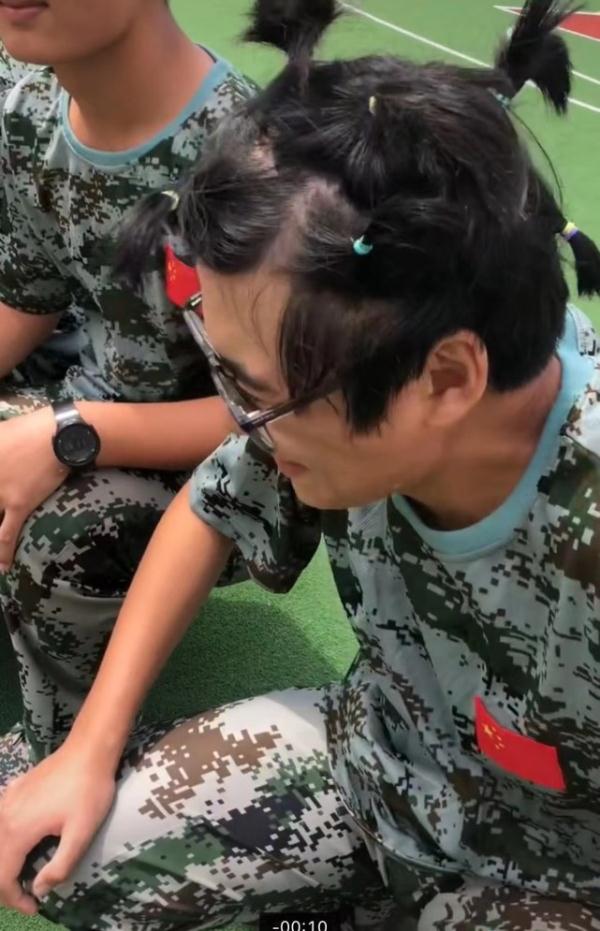 军训男生不肯剪头发，教官想奇招“扎起来”，网友乐翻了