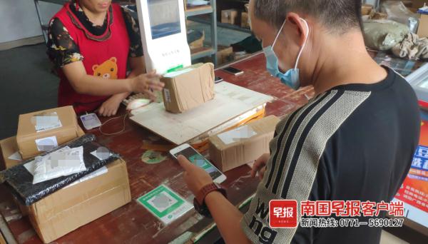 取快递要额外收费2元？快递点回应