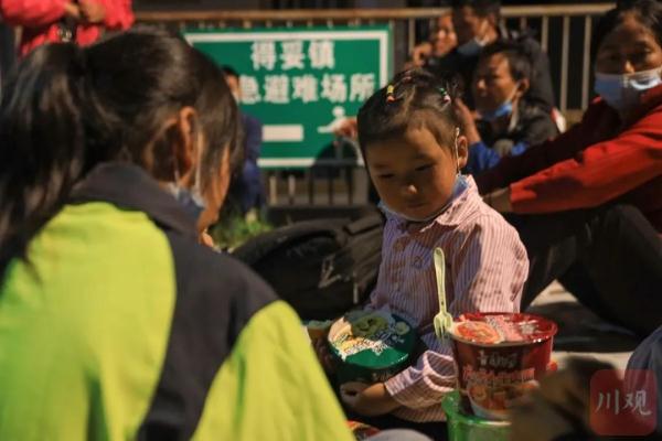 痛心!四川泸定6.8级地震已造成46人遇难。成都高楼被震歪?官方回应→ 痛心!四川泸定6.8级地震已造成46人遇难。成都高楼被震歪?官方回应→