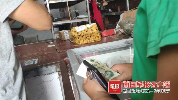取快递要额外收费2元？快递点回应