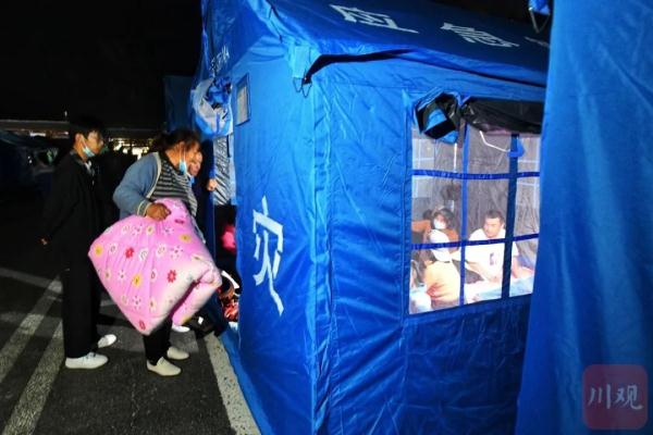 痛心!四川泸定6.8级地震已造成46人遇难。成都高楼被震歪?官方回应→ 痛心!四川泸定6.8级地震已造成46人遇难。成都高楼被震歪?官方回应→