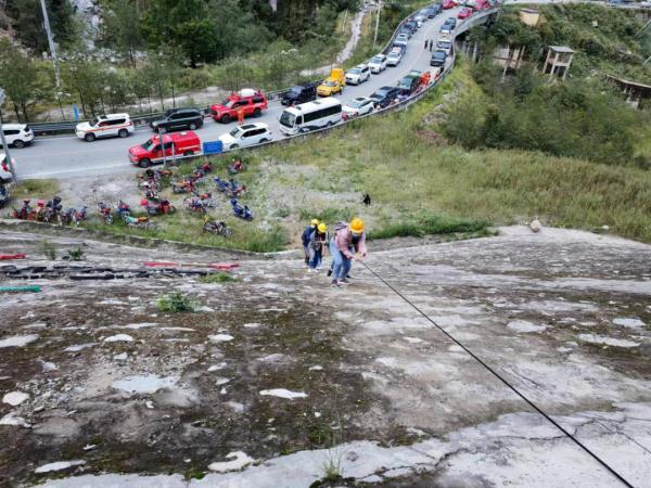 翻山越岭!她们用安全绳和简易梯徒步进震中 翻山越岭!她们用安全绳和简易梯徒步进震中