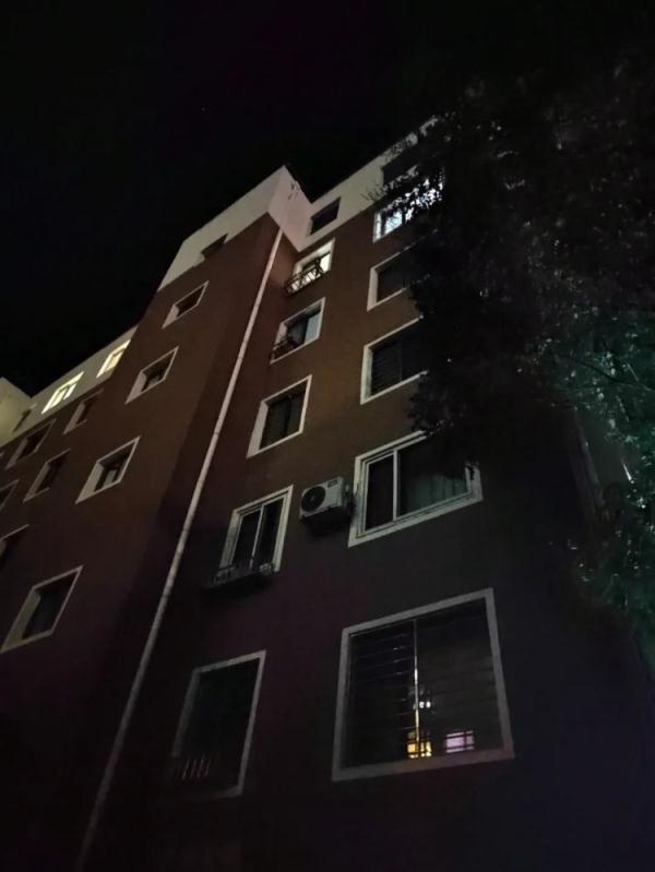 女孩欲跳楼轻生 接警员40分钟“话聊”解救