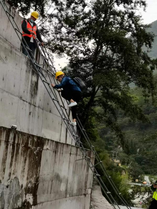 翻山越岭!她们用安全绳和简易梯徒步进震中 翻山越岭!她们用安全绳和简易梯徒步进震中
