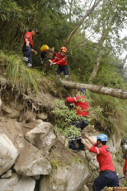 武警甘孜支队100名官兵挺进共和村 送去救灾物资 武警甘孜支队100名官兵挺进共和村 送去救灾物资