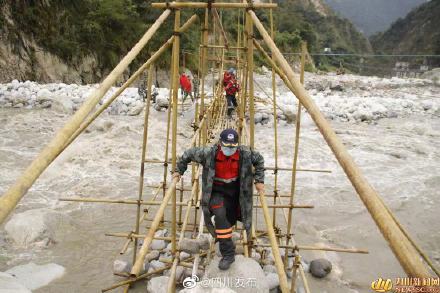 武警甘孜支队100名官兵挺进共和村 送去救灾物资 武警甘孜支队100名官兵挺进共和村 送去救灾物资