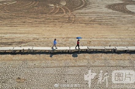 江西鄱阳湖： 明代古桥“千眼桥”提前现身湖底