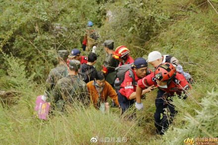 武警甘孜支队100名官兵挺进共和村 送去救灾物资 武警甘孜支队100名官兵挺进共和村 送去救灾物资
