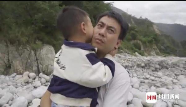被4岁男孩戳中泪点！乘溜索被救出后，他笑了，妈妈哭了