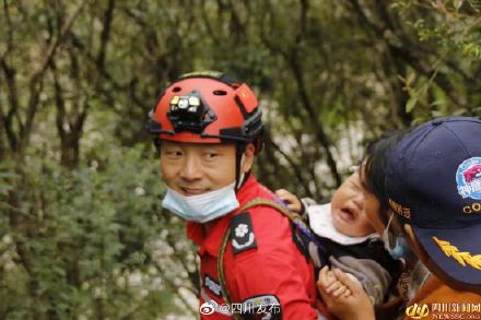 武警甘孜支队100名官兵挺进共和村 送去救灾物资 武警甘孜支队100名官兵挺进共和村 送去救灾物资