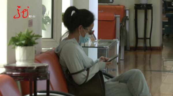 手机贴上防窥膜伤眼睛?医生这样说 手机贴上防窥膜伤眼睛?医生这样说