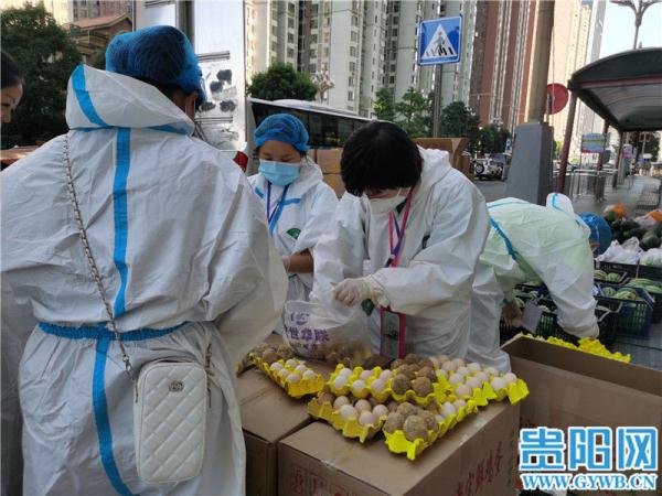 贵阳花果园连夜开启“送菜”模式，居民陆续收到物资
