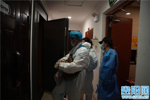 贵阳花果园连夜开启“送菜”模式，居民陆续收到物资