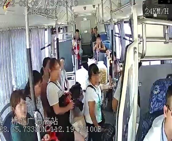 “67岁女子携带泡泡杆乘公交被踹下车”，警方通报