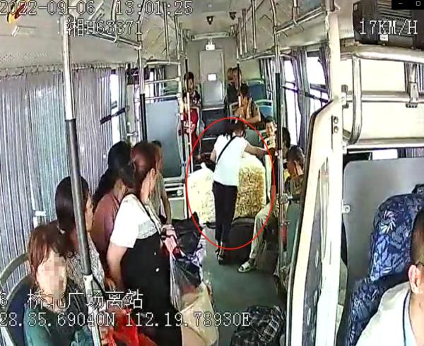 “67岁女子携带泡泡杆乘公交被踹下车”，警方通报