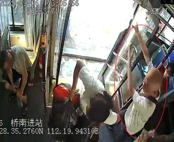 “67岁女子携带泡泡杆乘公交被踹下车”，警方通报