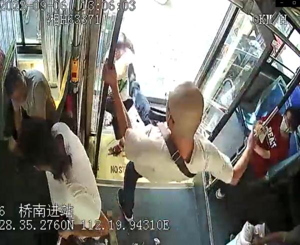 “67岁女子携带泡泡杆乘公交被踹下车”，警方通报
