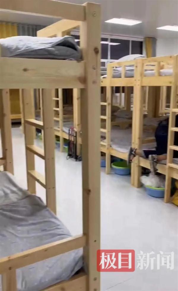 80人一间宿舍,当地回应:启动问责! 80人一间宿舍,当地回应:启动问责!