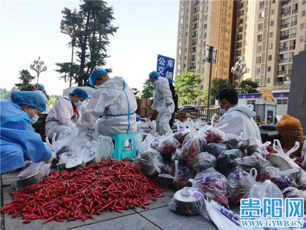 贵阳花果园连夜开启“送菜”模式，居民陆续收到物资